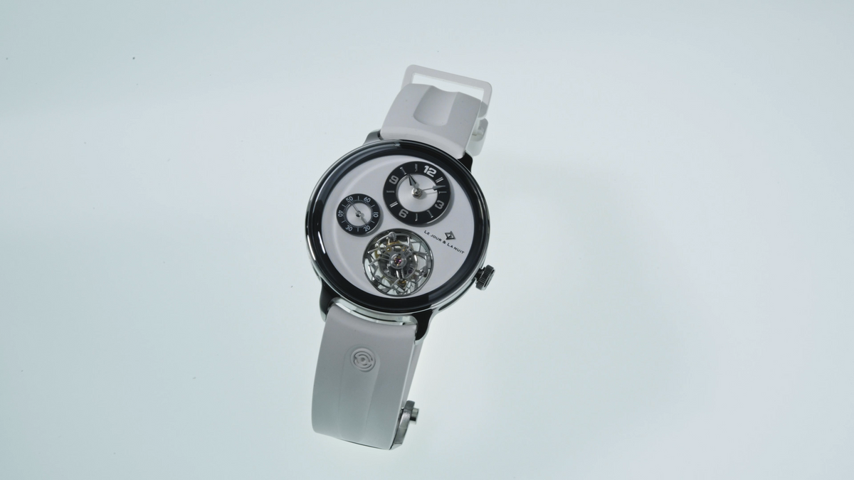 Magic 1 · Rotating case