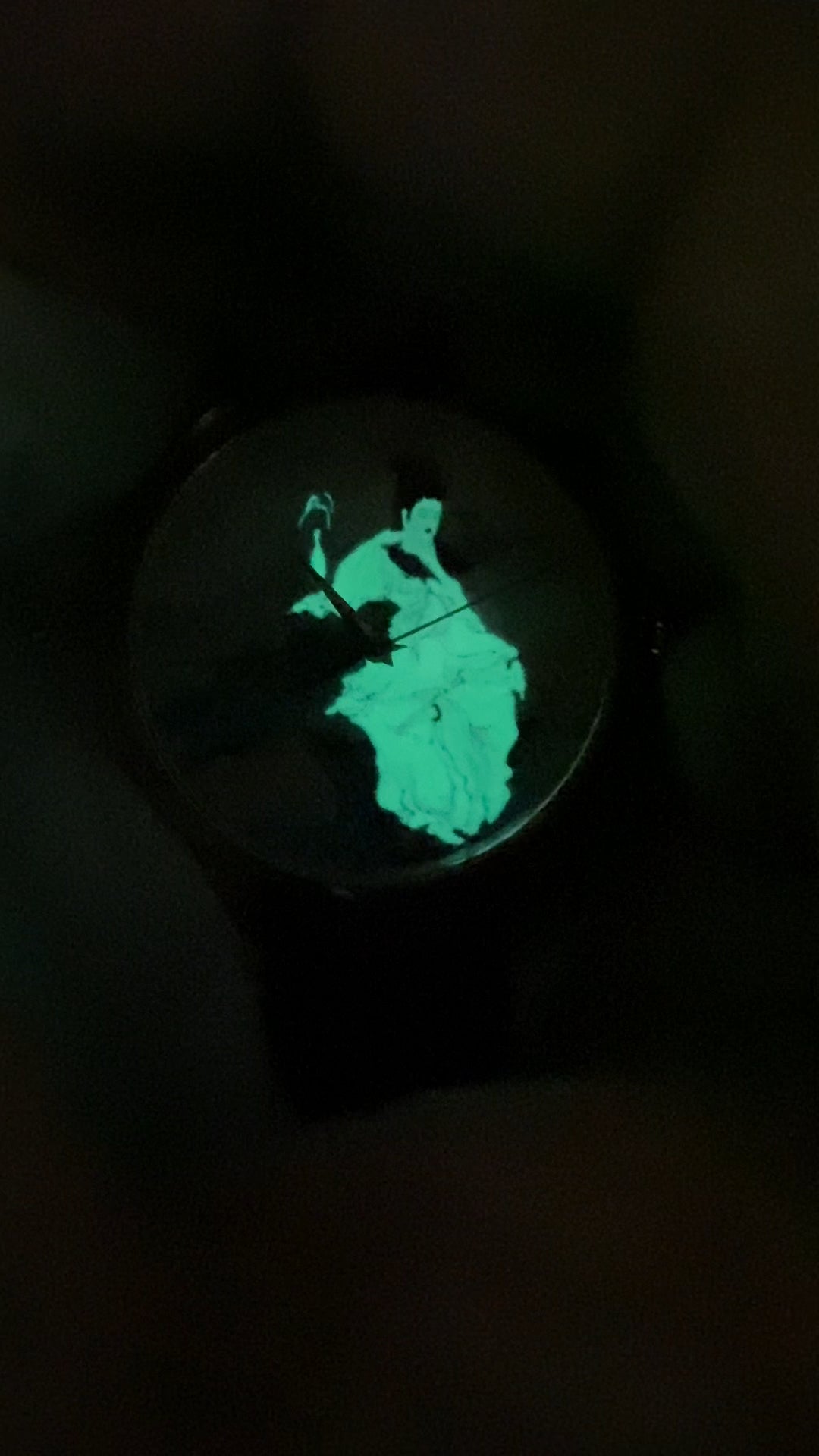 Guān Yīn · enamel (搪瓷) dial · no logo