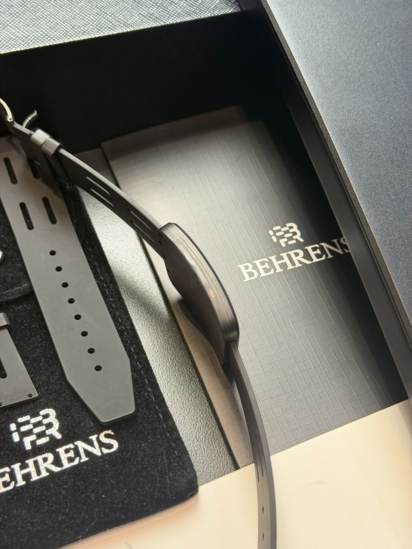 [Pre-owned] 11G carbon fiber watch case