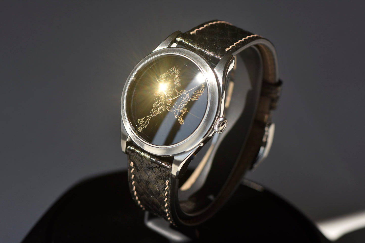 Galloping Horse · Qiangjin gold-inlay lacquer dial · 奔馬圖