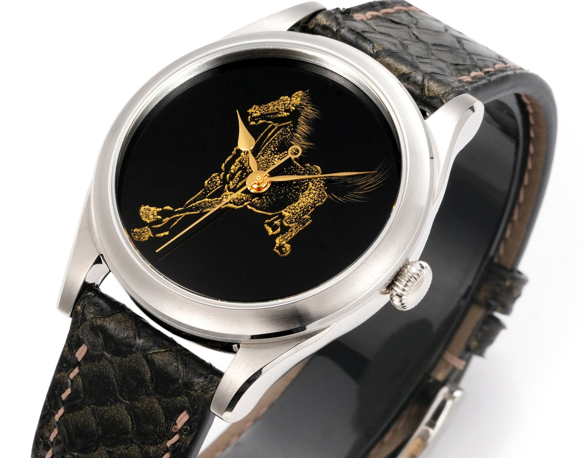 Galloping Horse · Qiāng Jīn gold-inlay lacquer dial · 奔馬圖
