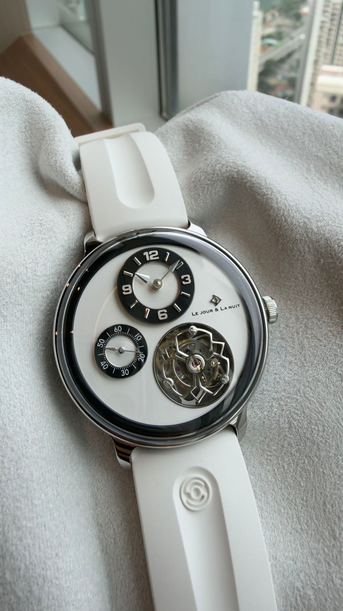 Magic 1 · Rotating case