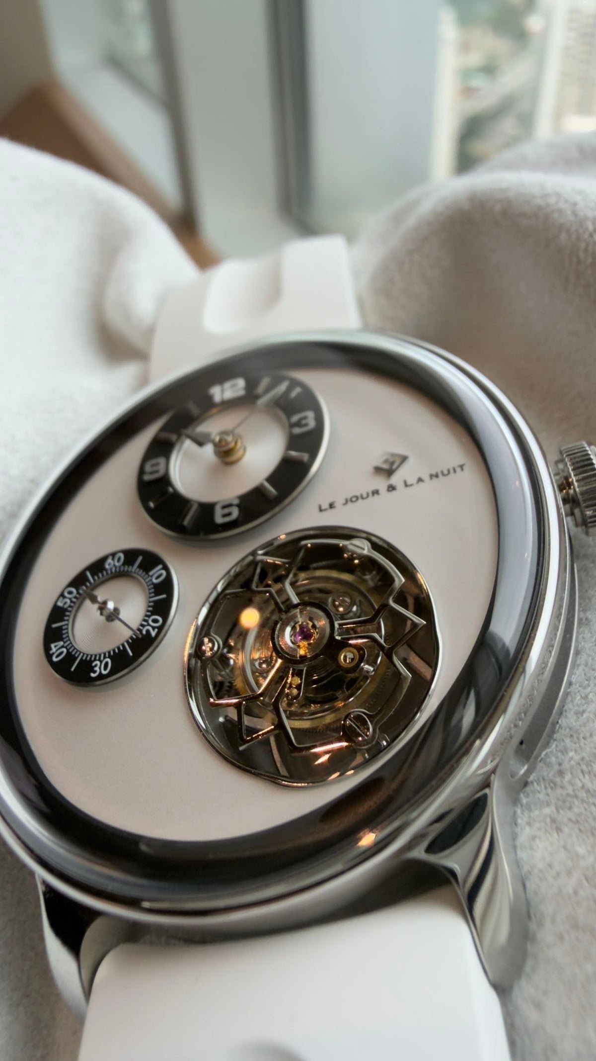 Magic 1 · Rotating case