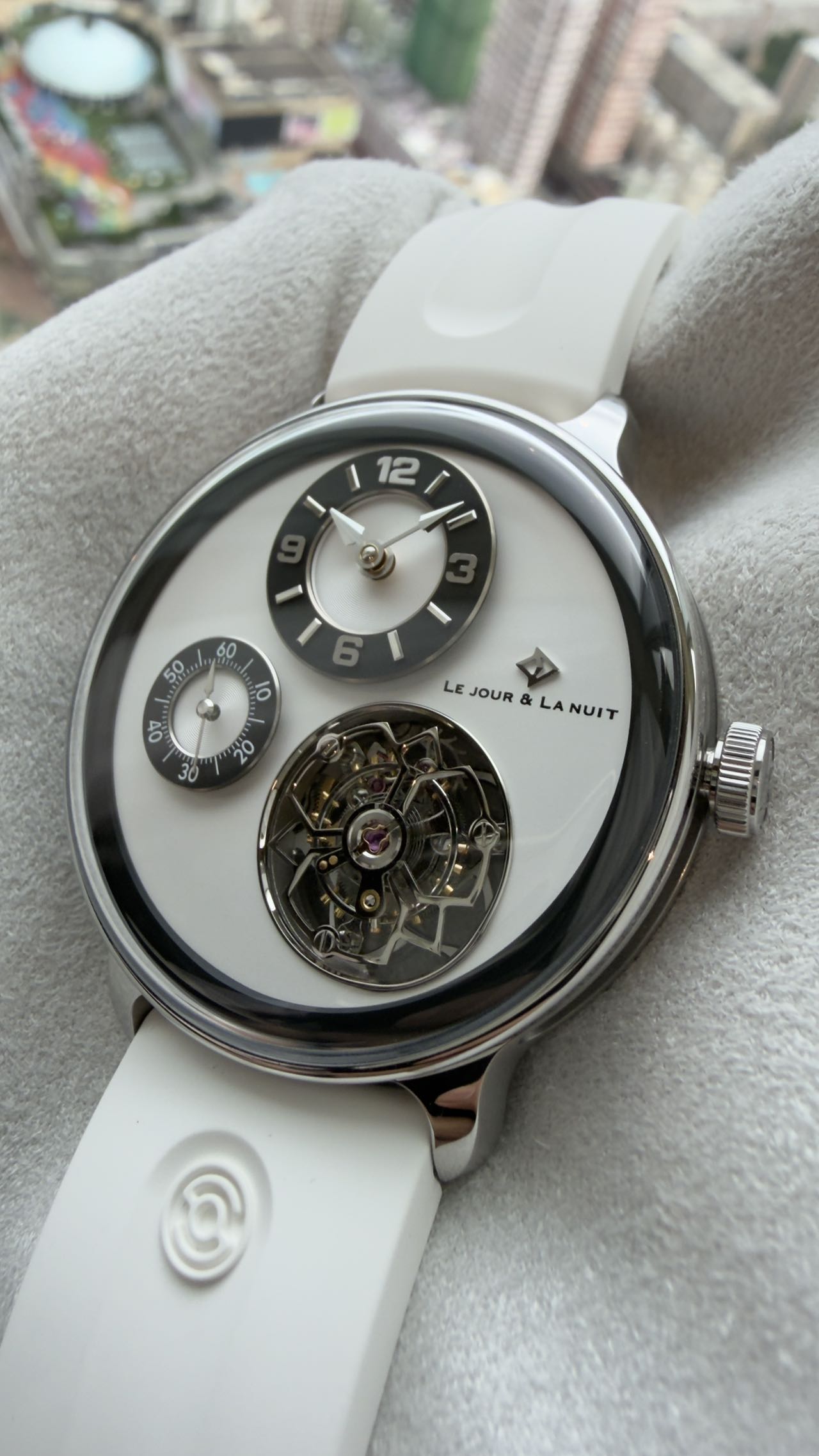 Magic 1 · Rotating case
