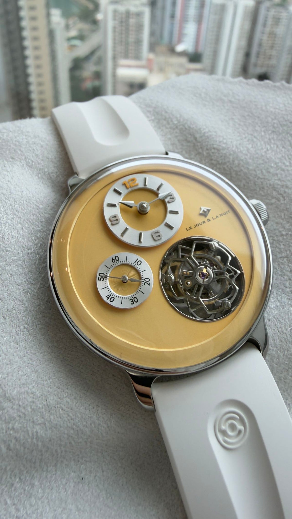 Magic 1 · Rotating case