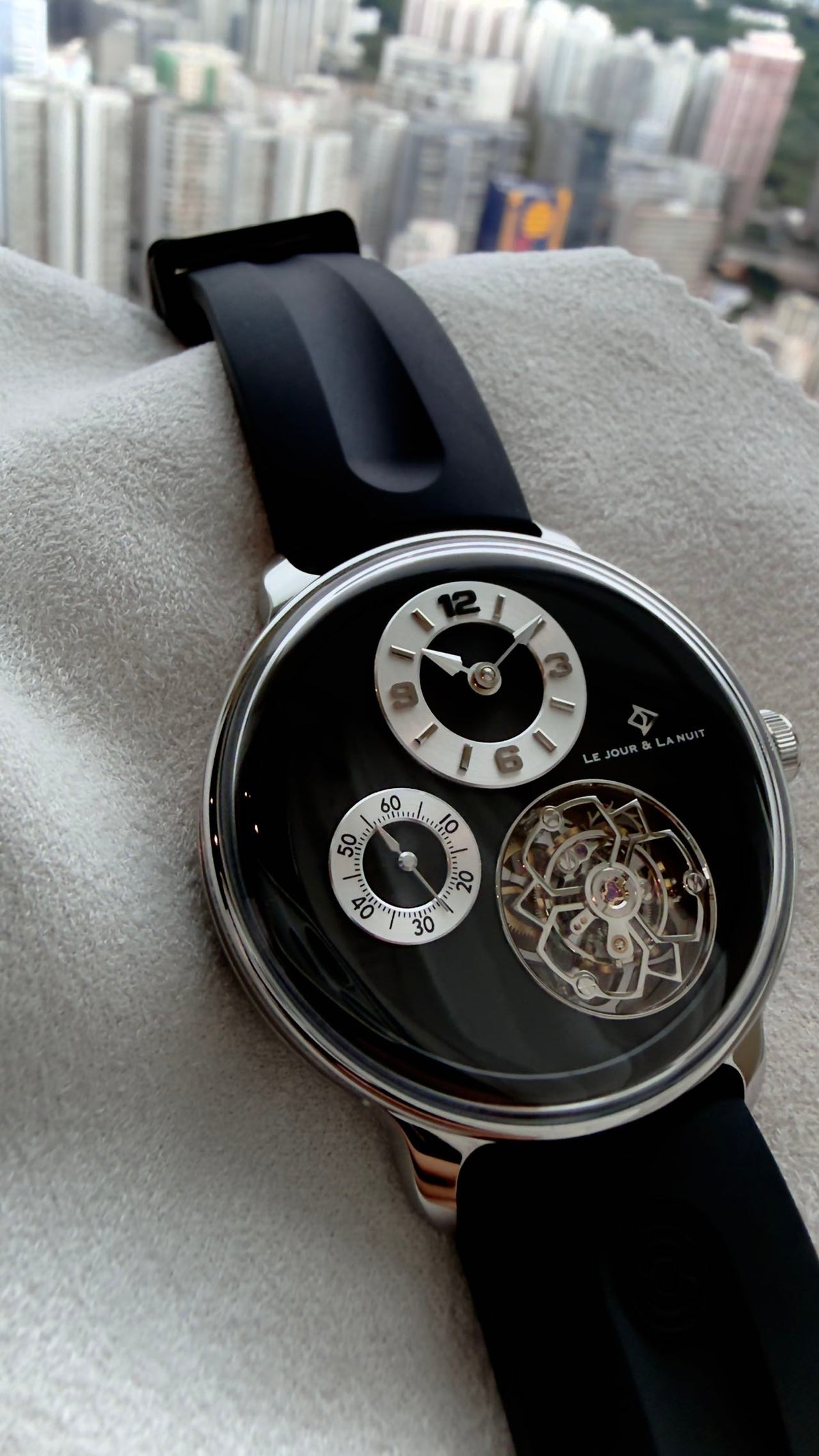 Magic 1 · Rotating case