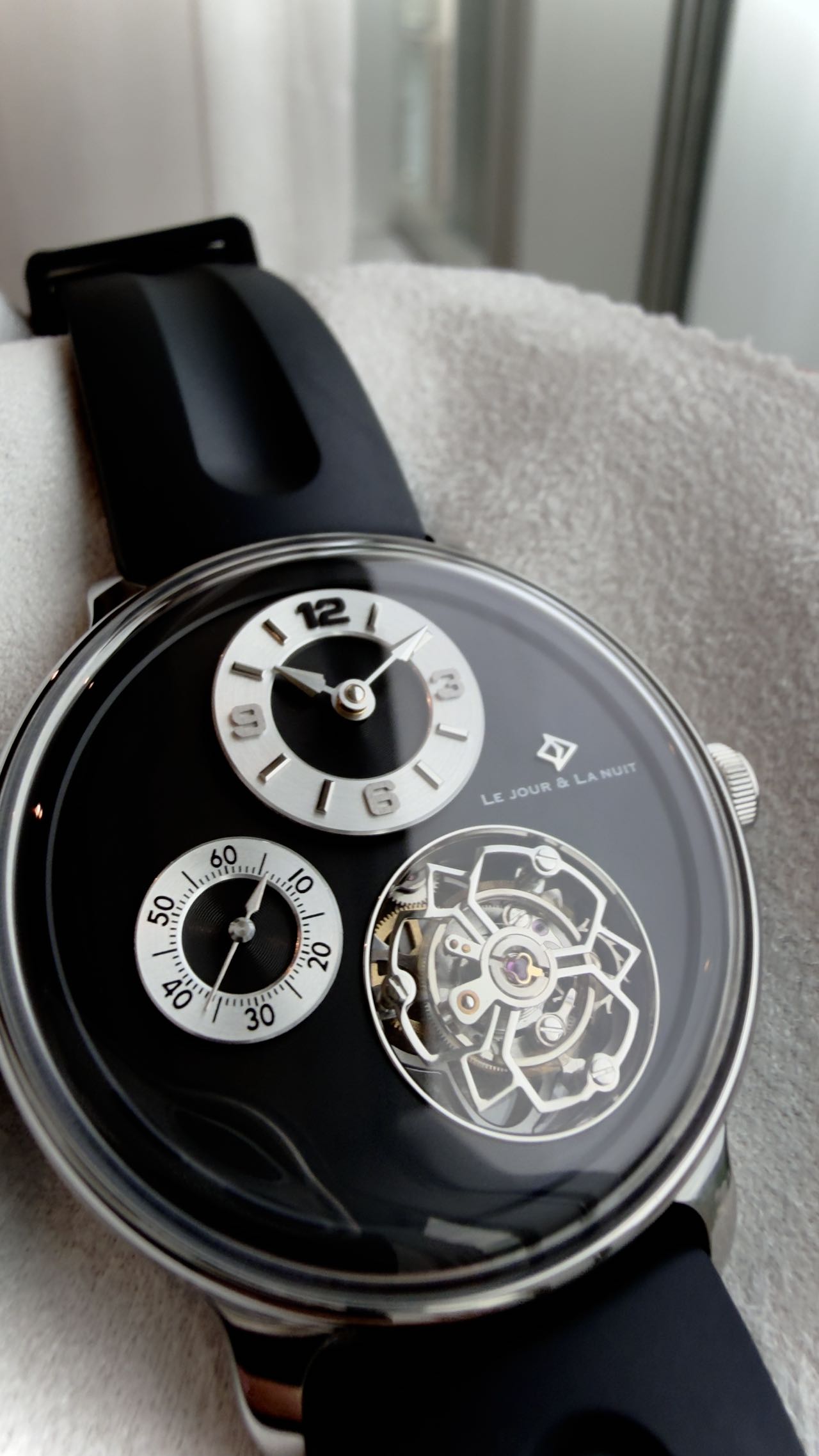 Magic 1 · Rotating case